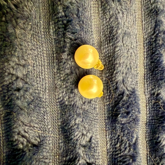 Elegant Cream Fresh Water Pearl Earrings. 14k posts - Picture 2 of 4